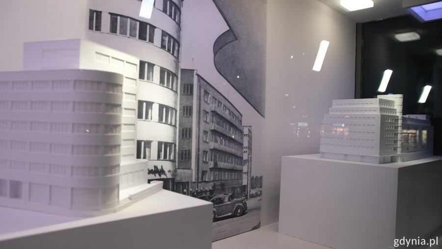 Na zdjęciu makieta budynku z  białego kartonu widziana z zewnątrz