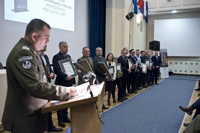 Nagrody wręczał dowódca WOT gen. dywizji Wiesław Kukuła 