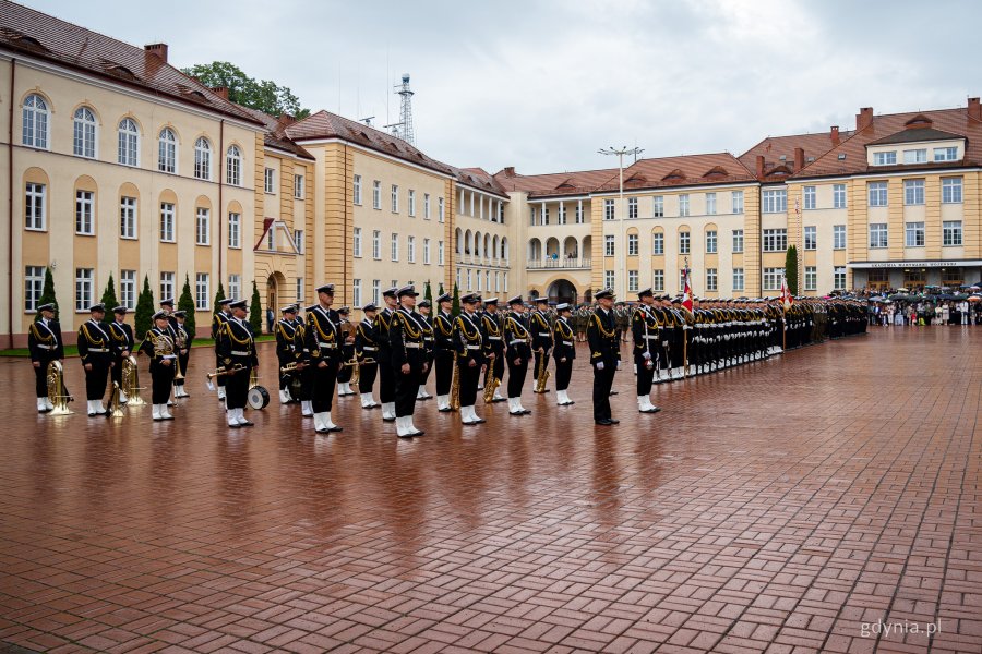 Uroczystość promocji na stopnie oficerskie dla absolwentów kursów oficerskich na Akademii Marynarki Wojennej w Gdyni (fot. Kamil Złoch)