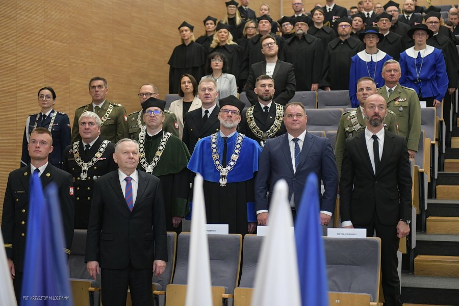 Senat uczelni w tradycyjnych strojach