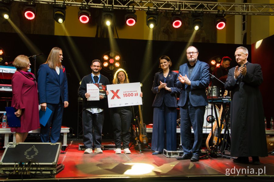 Gala finałowa X edycji Przeglądu Teatrów Amatorskich „Kurtyna” w gdyńskim Małym Kacku. Na scenie m.in. laureaci jednej z nagród, przedstawiciele stowarzyszenia KACK, Katarzyna Gruszecka-Spychała, Mariusz Bzdęga i ks. Mariusz Lach (fot. Paweł Budziński)