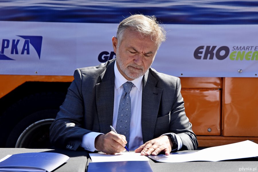 Podpisanie umowy, która przyniesie Gdyni 29 ładowarek dla nowoczesnych elektrobusów, fot. Paweł Kukla