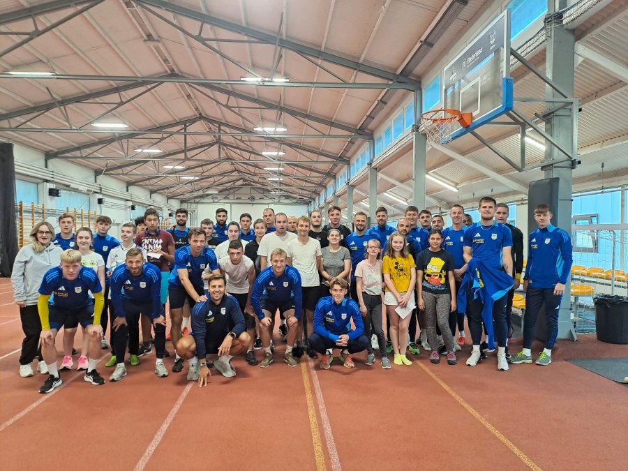 Sportowcy i młodzeż na bieżni