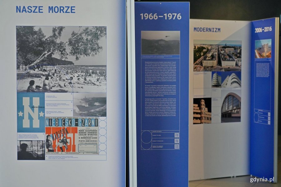 Ekspozytory z wystawą &bdquo;Gdynia x 10&rdquo; w Galerii Gdyńskiego Centrum Filmowego im. Leszka Kopcia 