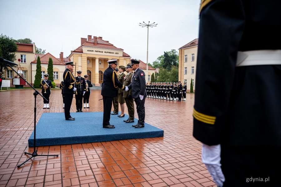 Uroczystość promocji na stopnie oficerskie dla absolwentów kursów oficerskich na Akademii Marynarki Wojennej w Gdyni (fot. Kamil Złoch)