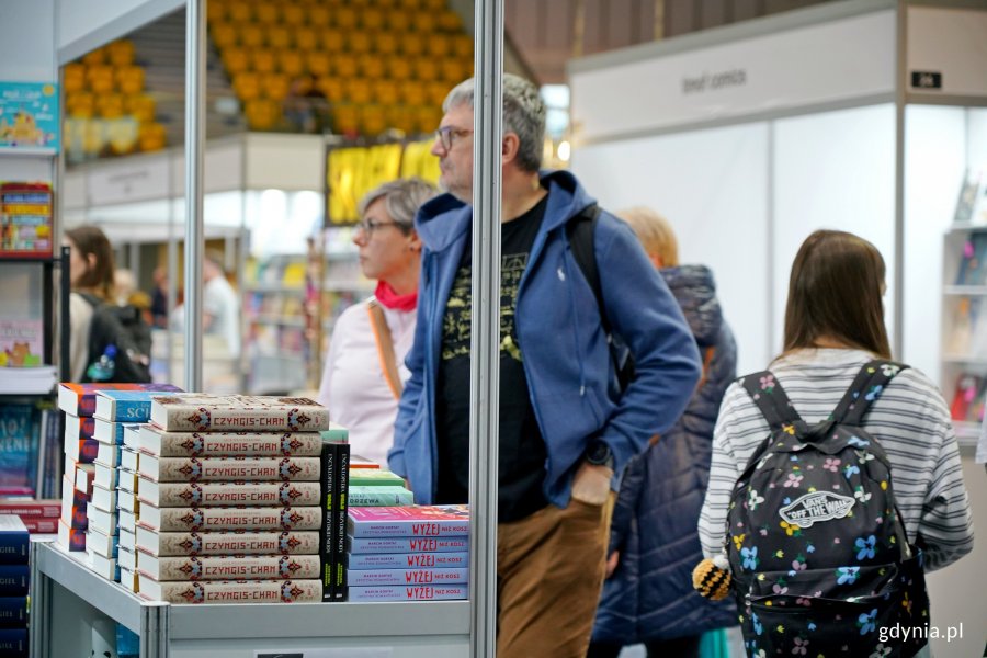 Uczestnicy Targ&oacute;w Książki w Gdyni odwiedzający stoiska wydawc&oacute;w 