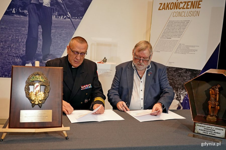 Od prawej: Waldemar Bocheński – prezes Stowarzyszenia Weteranów Polskich Formacji Granicznych i ks. kmdr Zbigniew Rećko – proboszcz parafii pw. Matki Boskiej Częstochowskiej w Gdyni podpisujący akt przekazania kapliczki
