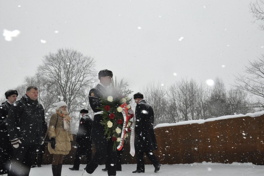 W imieniu władz miasta kwiaty w Kwaterze Pamięci złozyli radni: Jarosław Kłodziński i Elżbieta Sierżęga. Fot. Arleta Bolda-Górna