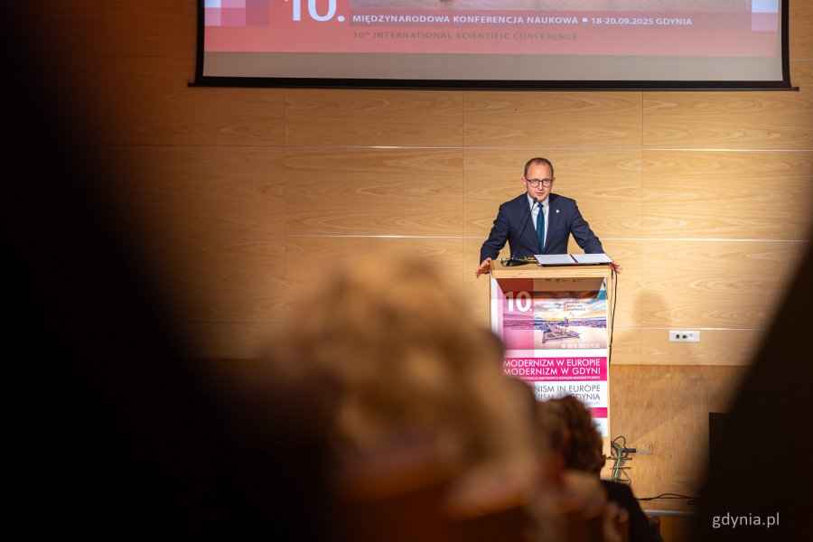 Przemawia wicemarszałek województwa pomorskiego Marcin Skwierawski. Panel otwierający konferencję „Modernizm w Europie – modernizm w Gdyni” – dzień pierwszy, piątek, 18 września (fot. Kamil Złoch)