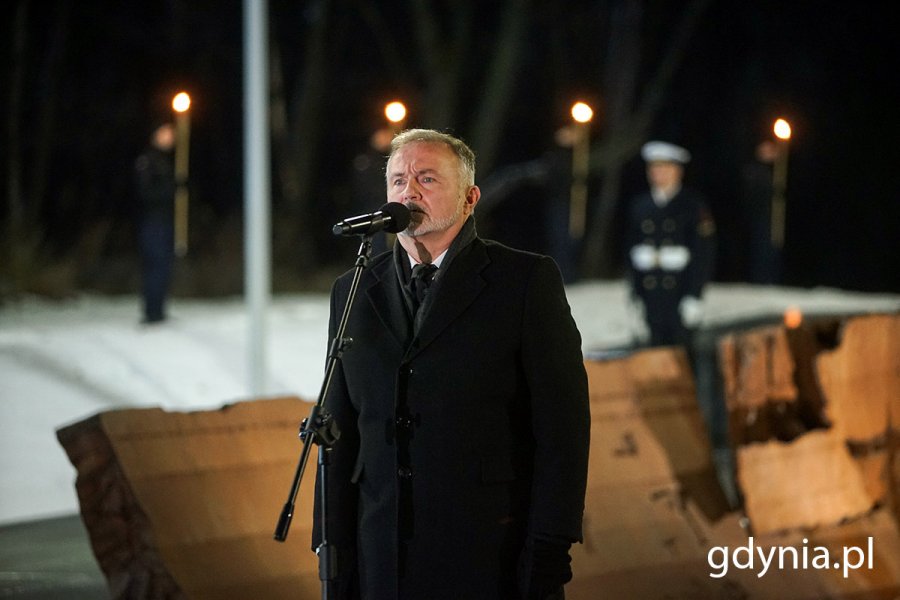 Prezydent Gdyni Wojciech Szczurek podczas capstrzyku z okazji 105. rocznicy utworzenia Marynarki Wojennej 
