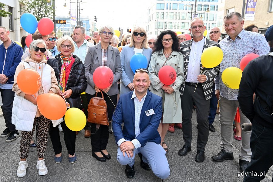 W przemarszu w ramach V Pomorskiego Dnia Seniora wzięli udział m.in. (od prawej): radny Jarosław Kłodziński, wiceprezydent Gdyni Michał Guć z żoną Iwoną, Bożena Zglińska - dyrektorka Centrum Aktywności Seniora, Joanna Zielińska - przewodnicząca Rady Miasta Gdyni. Na dole: Kordian Kulaszewicz - prezes Fundacji Adaptacja