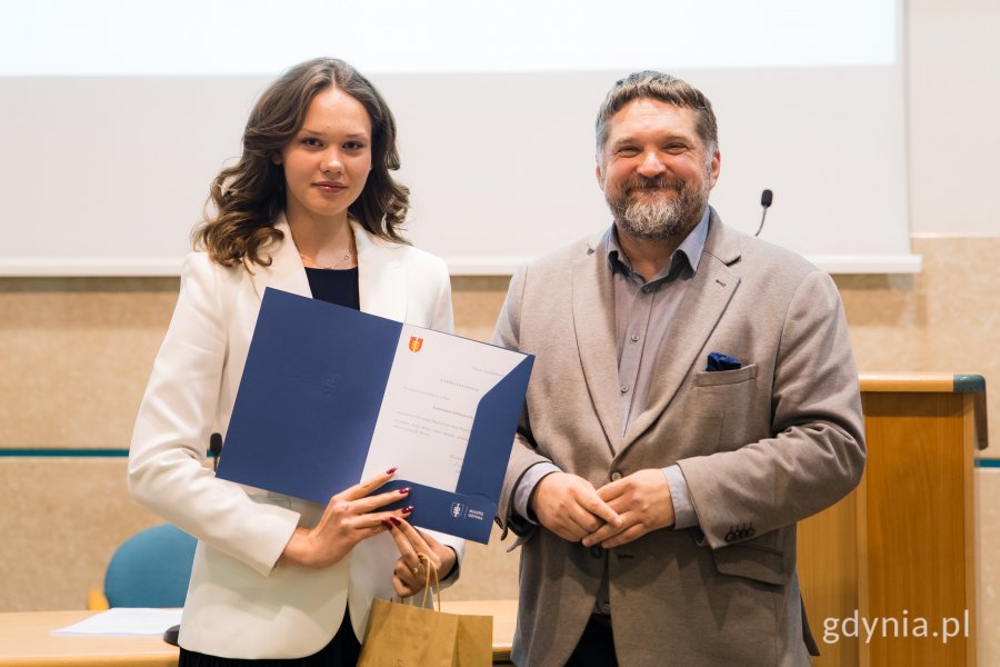 Na zdjęciu (od lewej): Katsiaryna Tskhanovich, radna Młodzieżowej Rady Miasta, Tadeusz Szemiot, przewodniczący Rady Miasta (fot. Paweł Budziński)