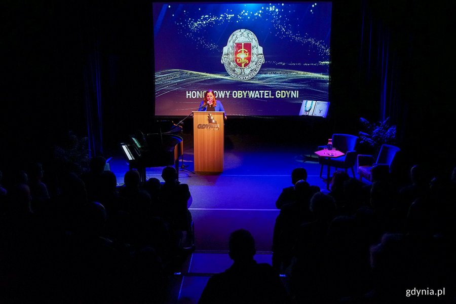 Prezydent Gdyni Aleksandra Kosiorek przemawiająca podczas uroczystości w Konsulacie Kultury