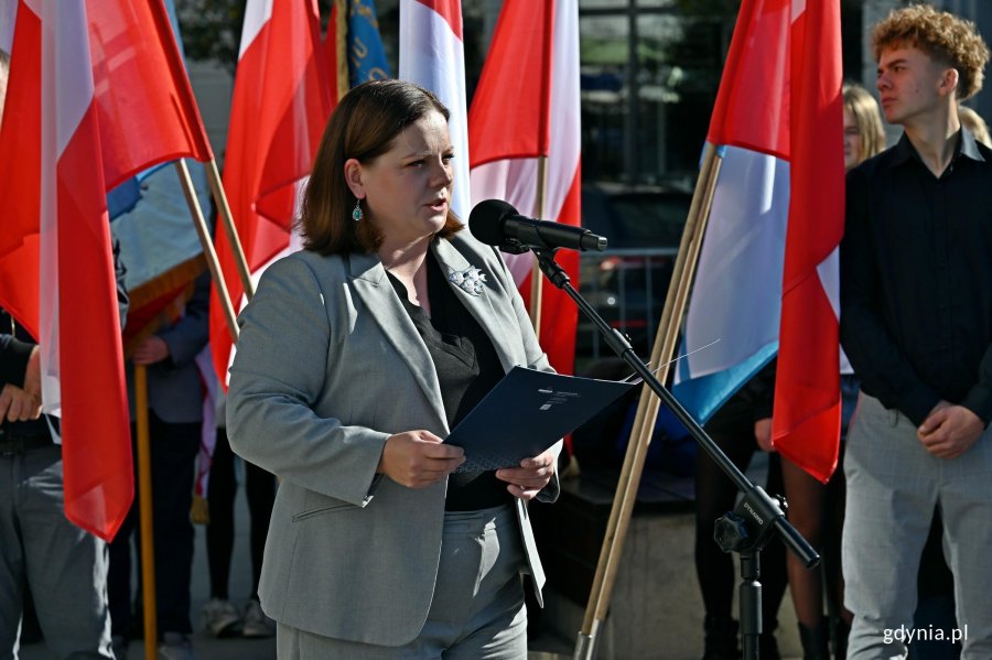 Prezydent Gdyni Aleksandra Kosiorek przemawiająca podczas uroczystości z okazji 87. rocznicy pierwszych wysiedleń Gdynian