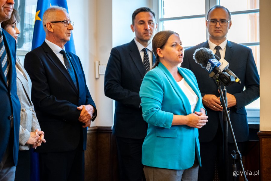 Konferencja prasowa w Pomorskim Urzędzie Wojewódzkim dotycząca podpisania listu intencyjnego – przemawia prezydent Gdyni Aleksandra Kosiorek (fot. Kamil Złoch)