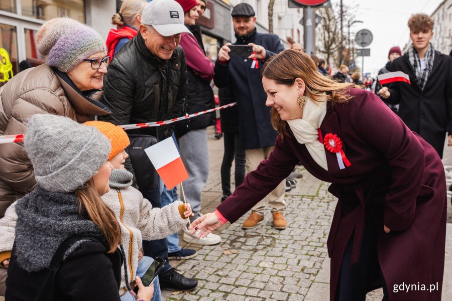 Prezydent Gdyni Aleksandra Kosiorek wręczała mieszkańcom biało-czerwone flagi (fot. Karol Stańczak)