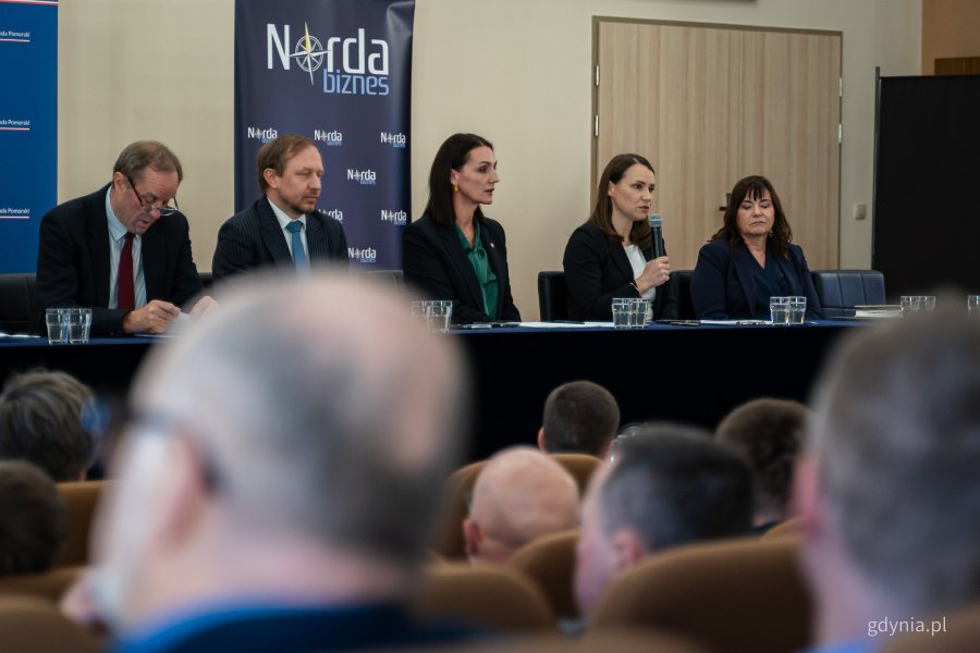 Wyjazdowe posiedzenie Pomorskiego Zespołu Parlamentarnego i wojew&oacute;dzkiego zespołu z samorządowcami i przedsiębiorcami w Wejherowie. Przemawia posłanka Agnieszka Pomaska (fot. Kamil Złoch)