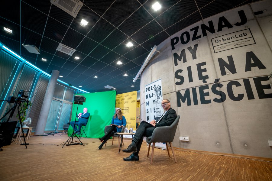 Prowadząca konferencję Martyna Obarska oraz wiceprezydent Gdyni ds. innowacji Michał Guć podczas rozmowy w ramach sesji tematycznej konferencji "Miasta Świadome" // fot. Jacek Klejment 