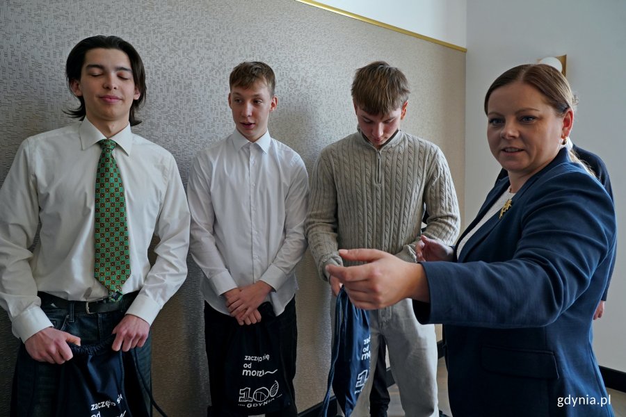 Prezydent Gdyni Aleksandra Kosiorek wręczyła uczniom drobne upominki 