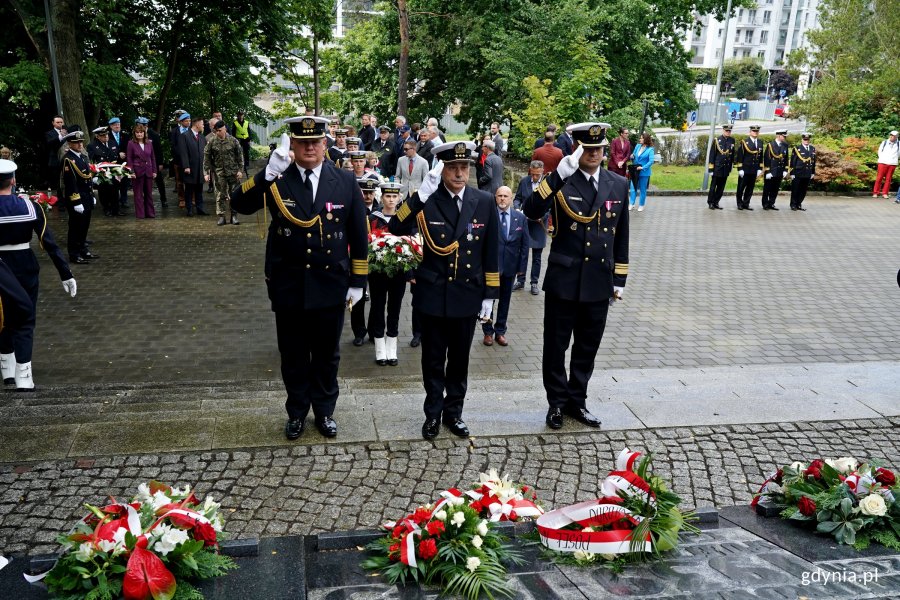 Przedstawiciele Marynarki Wojennej RP składający kwiaty podczas uroczystości  z okazji 87. rocznicy wybuchu II wojny światowej na Cmentarzu Wojennym w Redłowie 