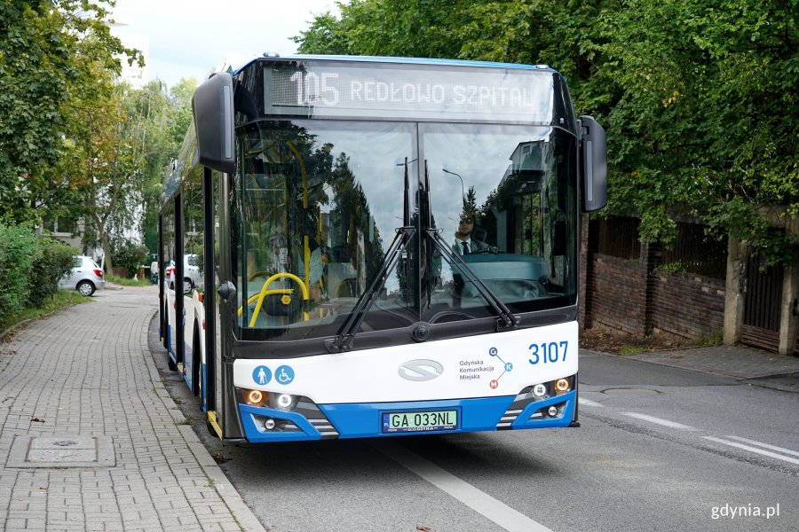 Pojazd linii 105 jadący ul. Legion&oacute;w 