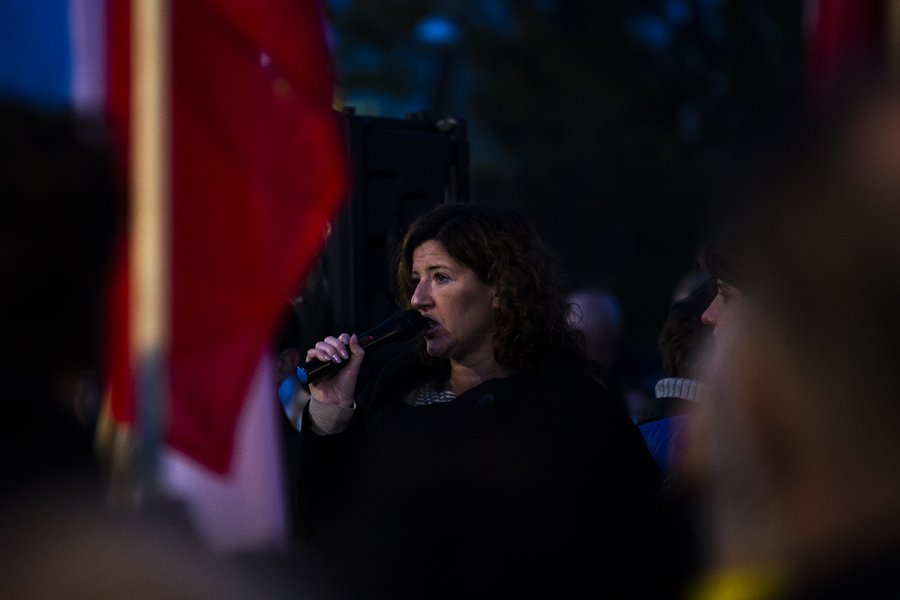 Wiec "Gdynia zostaje w Unii Europejskiej" na skwerze Kościuszki. Przemawia Jolanta Jerzewska, sędzia Sądy Rejonowego w Gdyni. Fot. Przemysław Kozłowski