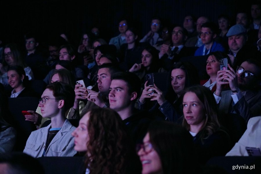 Uczestnicy Europejskiego Forum Młodych Lider&oacute;w podczas ceremonii otwarcia w Gdyńskim Centrum Filmowym 