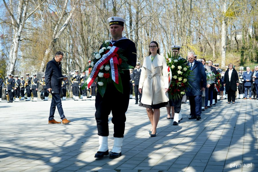 Posłanka Wioleta Tomczak składająca kwiaty pod pomnikiem Ofiar Katynia podczas uroczystości z okazji Dnia Pamięci Ofiar Zbrodni Katyńskiej 