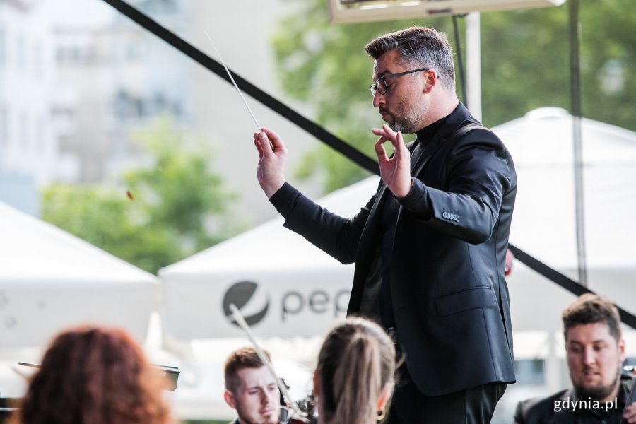 Koncert „Gdynia – morze dźwięków” w wykonaniu orkiestry pod dyrekcją Ariela Ludwiczaka. Fot. Karol Stańczak