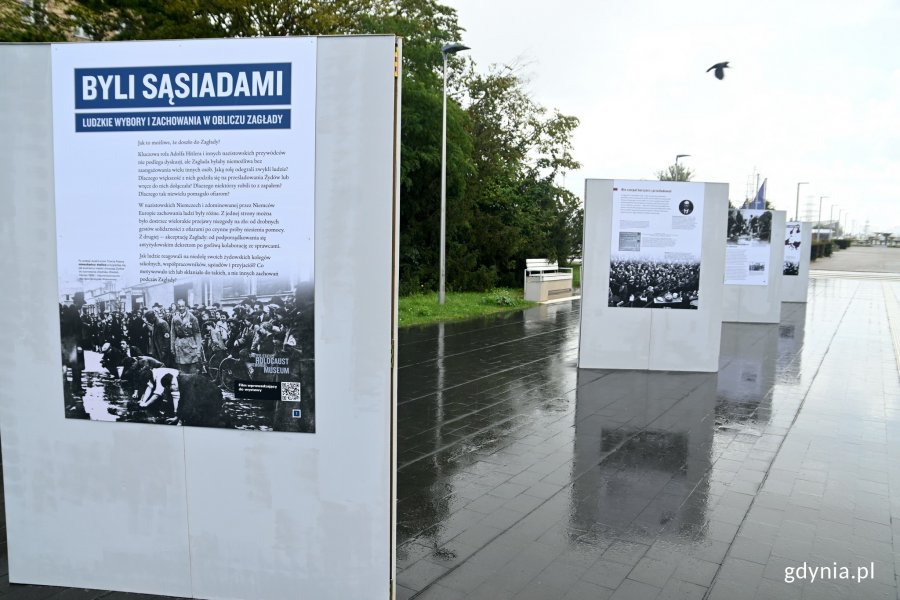 Plansze wystawy „Byli sąsiadami. Ludzkie wybory i zachowania w obliczu Zagłady” na skwerze Kościuszki // fot. Magdalena Czernek