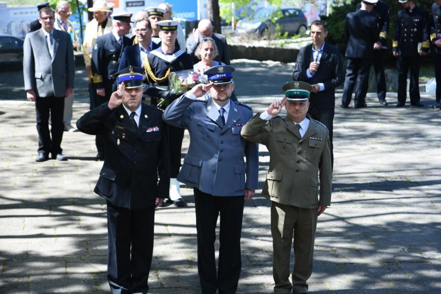 Mieszkańcy Gdyni i samorządowcy uczcili dzisiaj rocznicę zakończenia II wojny światowej w Europie. Uroczystości odbyły się na Cmentarzu Obrońców Wybrzeża w Redłowie. // fot. Jan Ziarnicki