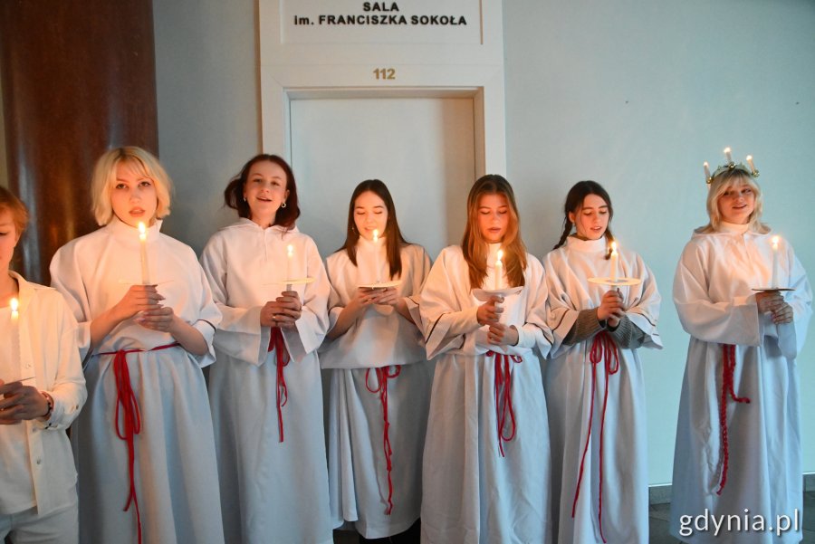 Uczniowie śpiewają szwedzkie pieśni// fot. Karolina Szypelt