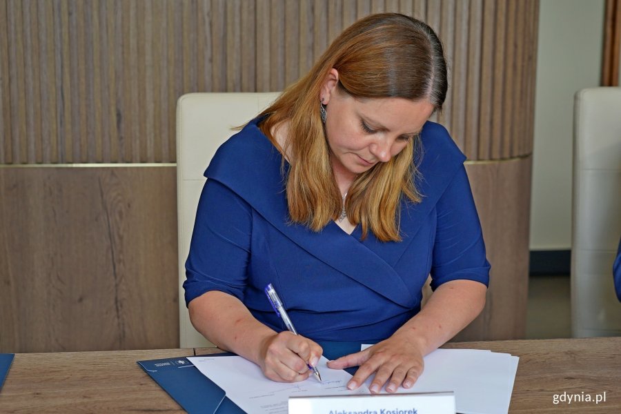 Prezydent Gdyni Aleksandra Kosiorek podpisująca list intencyjny dotyczący dekarbonizacji systemu ciepłowniczego w Gdyni 