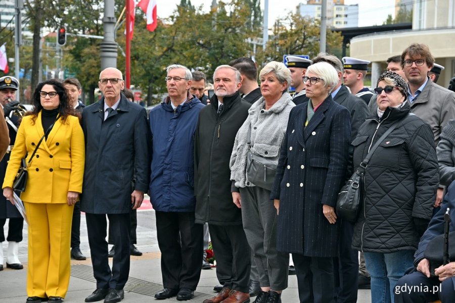 Od prawej: posłanka Henryka Krzywonos-Strycharska, Joanna Zielińska - przewodnicząca Rady Miasta Gdyni, radna Elżbieta Raczyńska, prezydent Gdyni Wojciech Szczurek, radny Zenon Roda, Andrzej Kołodziej - prezes Fundacji Pomorska Inicjatywa Historyczna i Dorota Arciszewska-Mielewczyk - prezes zarządu Polskich Linii Oceanicznych podczas uroczystości upamiętniających 84. rocznicę wysiedlenia ludności polskiej z Gdyni