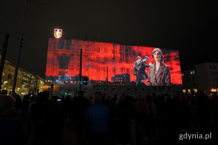 &bdquo;Zaczęło się  od morza. Baśniowa opowieść o Gdyni&rdquo;, video mapping na fasadzie urzędu miasta i widzowie