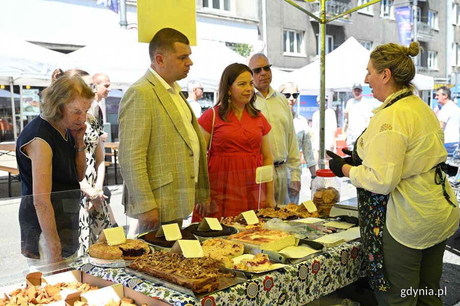 Tegoroczna edycja wydarzenia Kulinarna Świętojańska odbyła się pod hasłem "Port Smak&oacute;w". Na zdjęciu: członek zarządu wojew&oacute;dztwa pomorskiego Adam Gawrylik, wiceprezydentka Gdyni Oktawia Gorzeńska i prezes Agencji Rozwoju Gdyni Markos Pagudis (fot. Michał Puszczewicz)