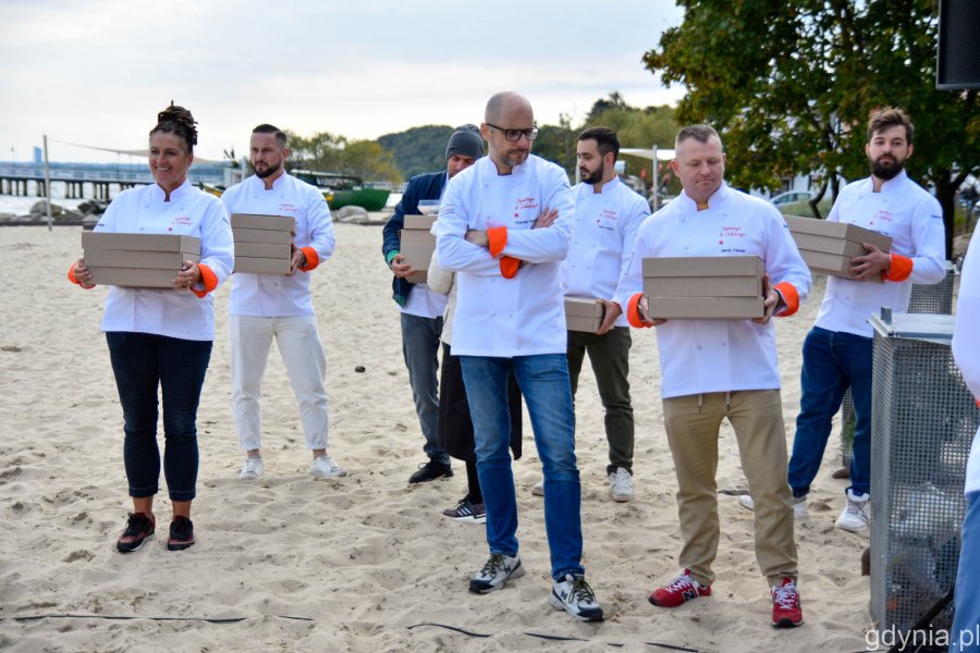 Inauguracyjne spotkanie przy stole na plaży w Orłowie. // fot. Paweł Kukla