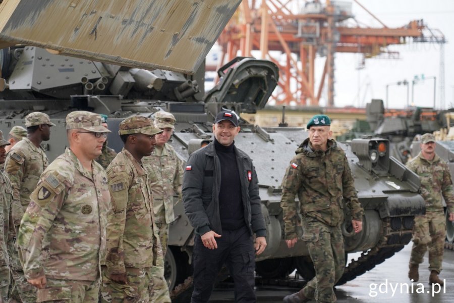 Prezydent RP Karol Nawrocki w towarzystwie żołnierzy z 598. Brygady Transportowej US Army