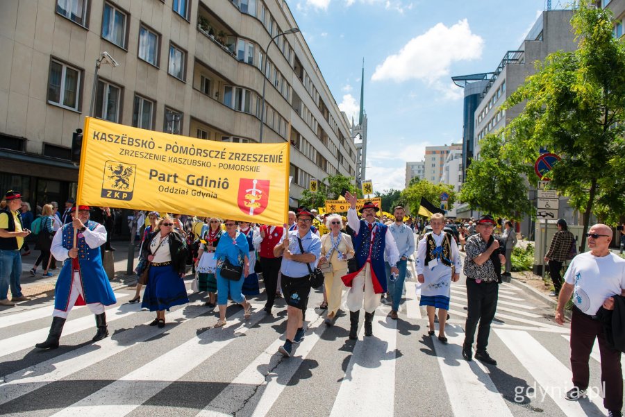 Uczestnicy zjazdu podczas przemarszu podczas przemarszu
