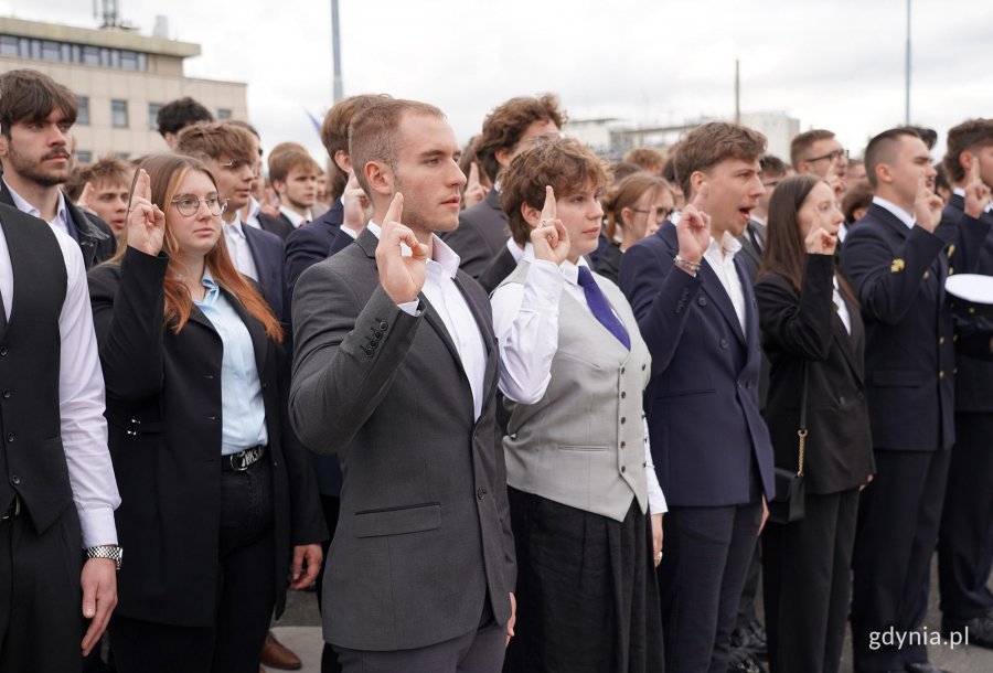 na zdjęciu ślubowanie student&oacute;w
