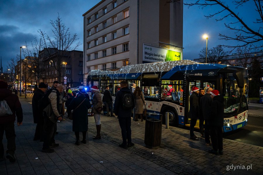 Mikołajkowy trolejbus od PKT na ul. Armii Krajowej podczas miejskiej imprezy mikołajkowej (fot. Kamil Złoch)