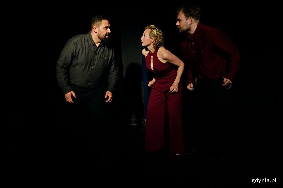 Od lewej: Błażej Tachasiuk, Marta Jaszewska i Mieszko Wierciński podczas próby spektaklu „Pamiętniki niecnotnego Zagłoby” w Teatrze Gdynia Główna