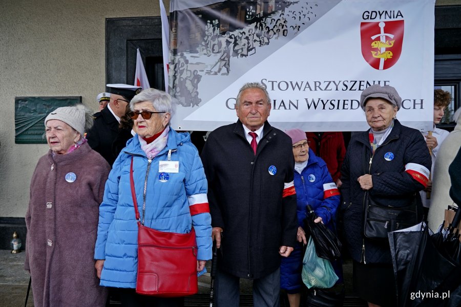 Przedstawiciele stowarzyszenia Gdynian wysiedlonych podczas uroczystości upamiętniających 86. rocznicę pierwszych wysiedleń gdynian