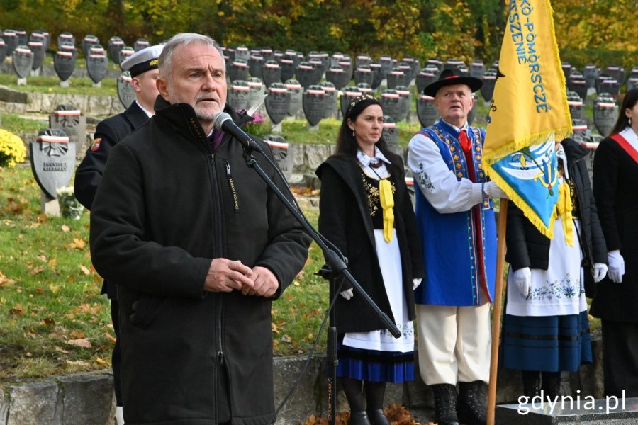 Prezydent Gdyni Wojciech Szczurek przy mikrofonie na Cmentarzu Wojennym. Fot. Magdalena Śliżewska