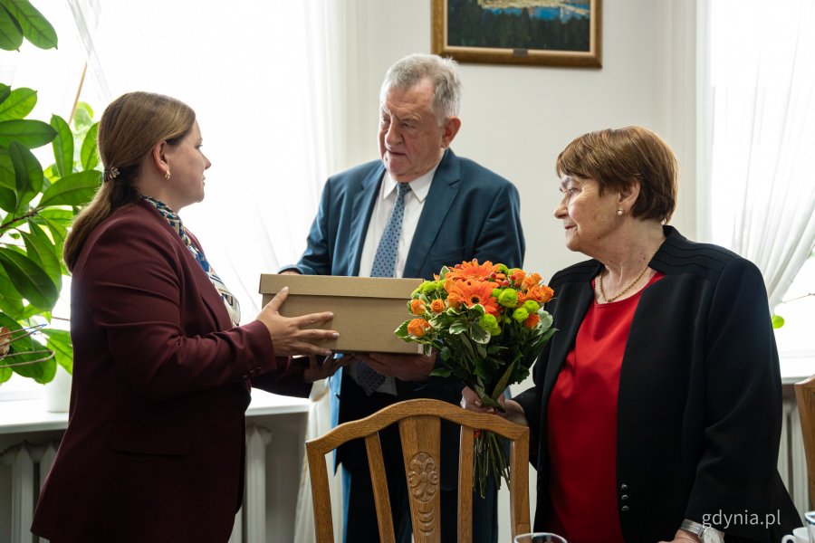 Prezydent Gdyni Aleksandra Kosiorek wręcza kwiaty parze małżeńskiej 