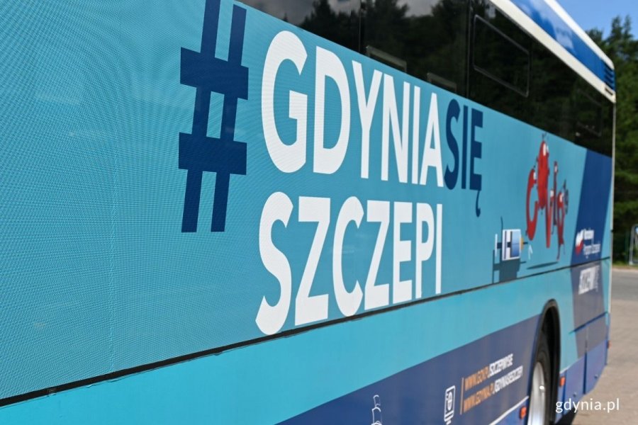 Szczebibus. Autobuz ZKM z grafiką #GDYNIASIĘSZCZEPI. // fot. Magdalena Śliżewska