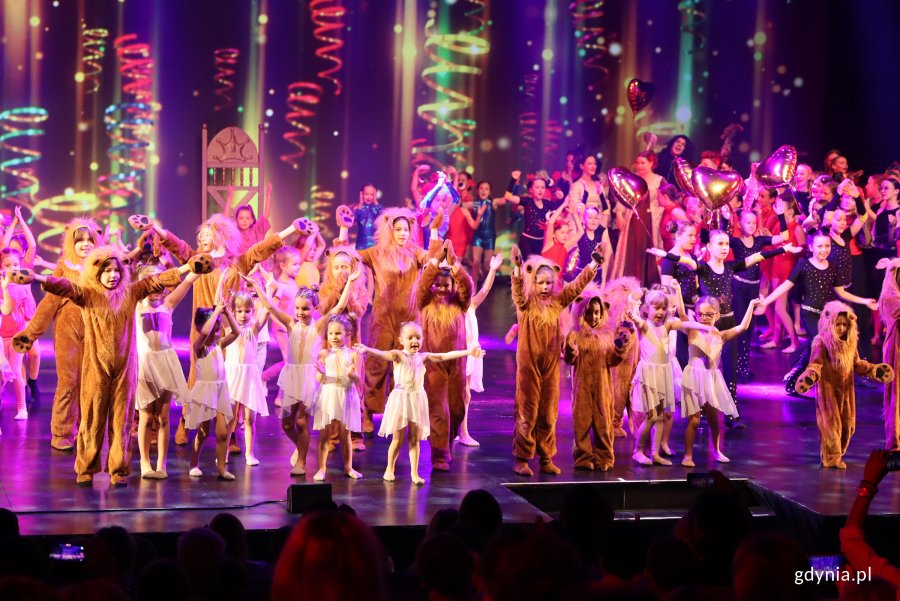 Koncert „Sekrety Zimowego Wiatru” w wykonaniu młodzieży z gdyńskiego MDK'u na scenie Teatru Muzycznego w Gdyni (fot. Katarzyna Balcerzak)