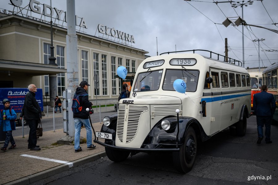 Parada autobusów i trolejbusów // fot. Dawid Linkowski