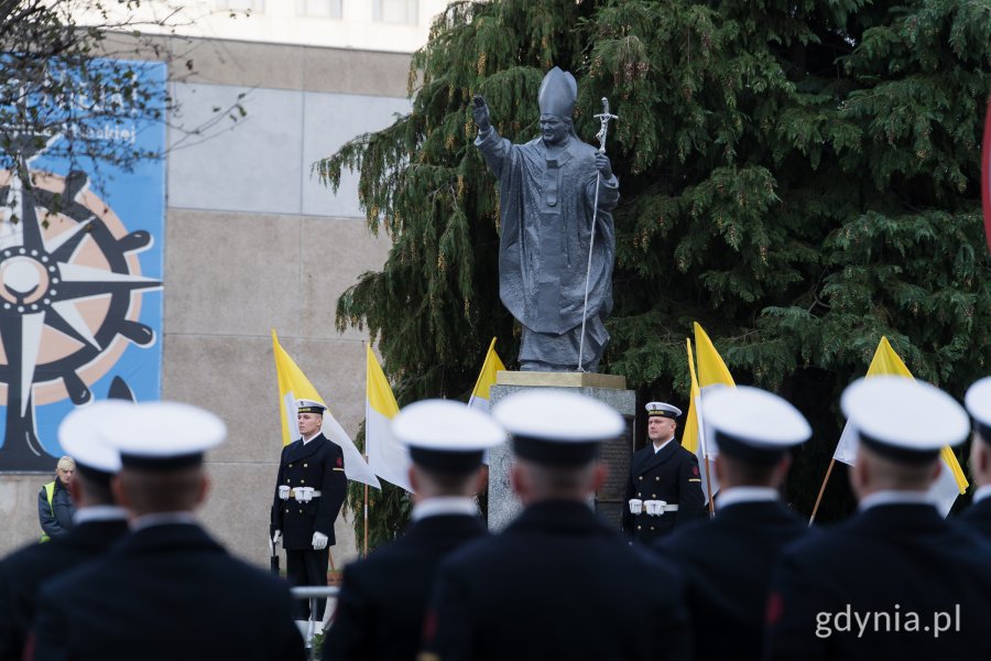 Pomnik Jana Pawła II przy Bazylice Morskiej na ul. Świętojańskiej