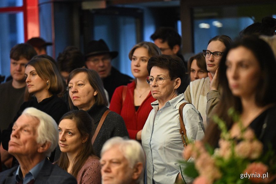 Uczestnicy wernisażu wystawy Janusza Osickiego &bdquo;Ciągłość w procesie&rdquo;